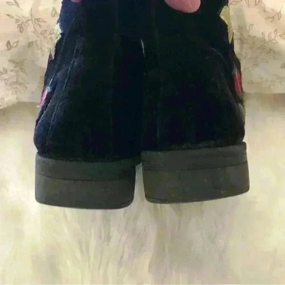Steve Madden Black Velvet Embroidered Rose Combat Style Boots Youth Girls 4 - Picture 6 of 7